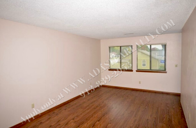 Building Photo - Beautiful 2 Bed 1 Bath Unit in Raymore-Ava...