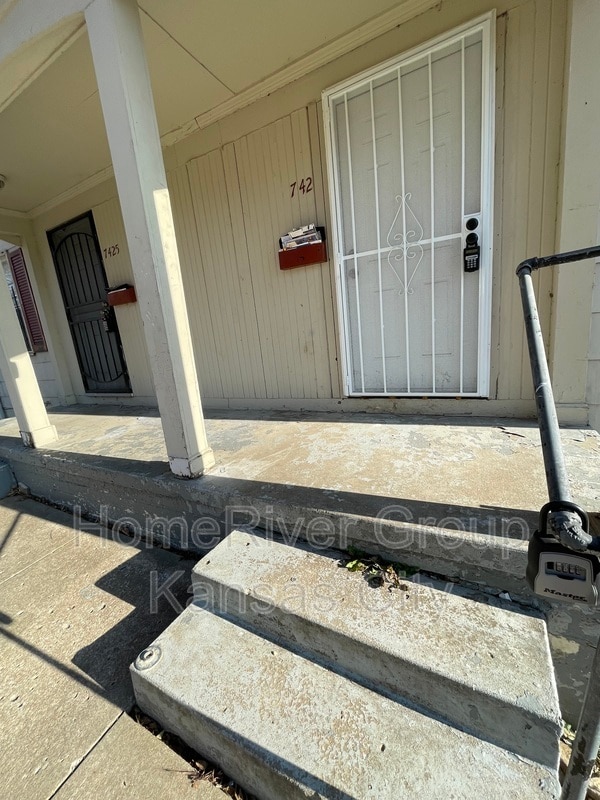 Building Photo - 7427 Arleta Blvd