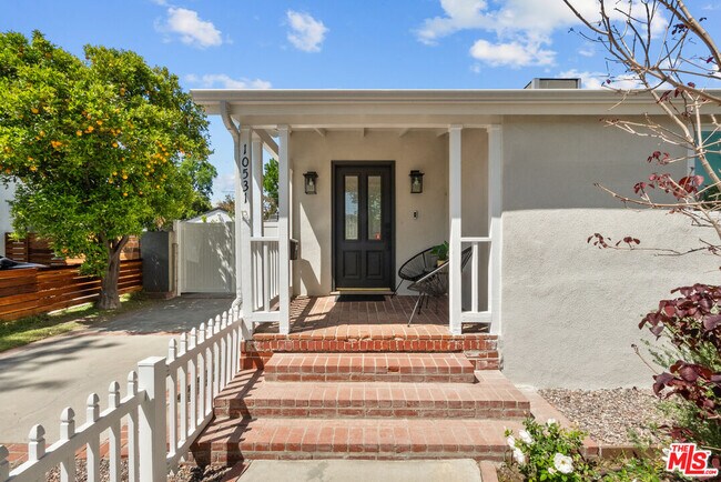 Foto del edificio - 10531 Woodbridge St