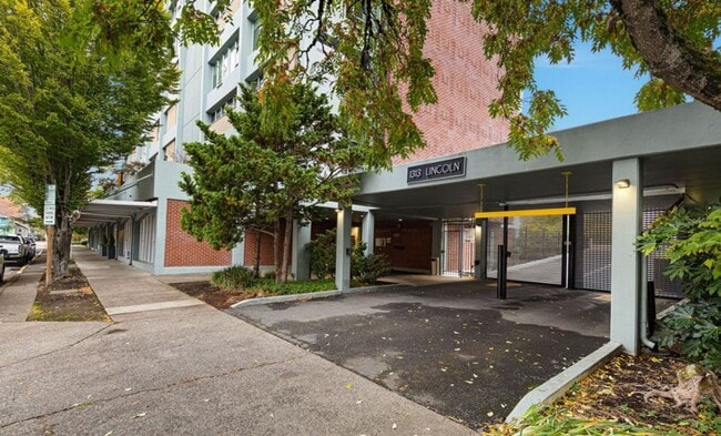 Building Photo - Upgraded 2 Bedroom 2 Bath Close to Downtow...