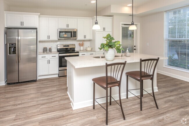 Electrodomésticos de acero inoxidable - Amira Roseville  55+ Active Adult Living