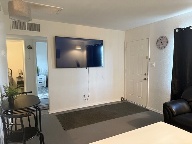 Foto del edificio - 6393 S Russell Rd