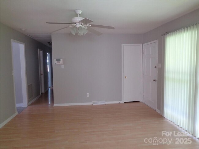 Foto del edificio - 4800 Crestmont Dr