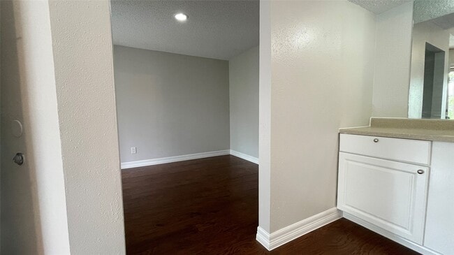 Foto del edificio - 6701 Sands Point Dr