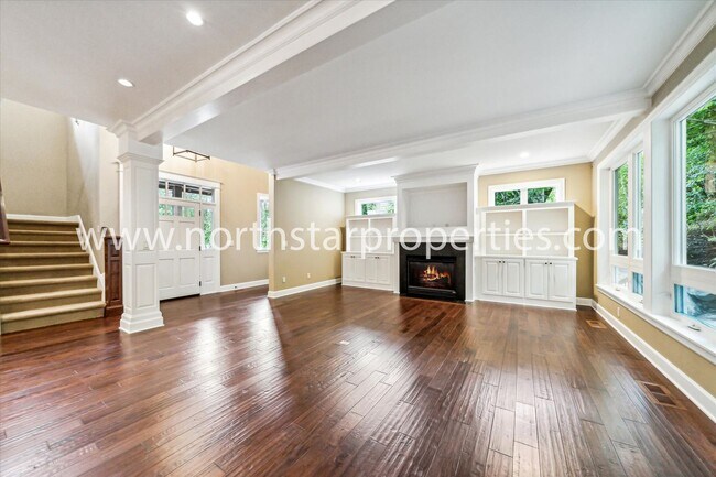 Building Photo - New Exquisitely Designed Dream Home in Lake Oswego.