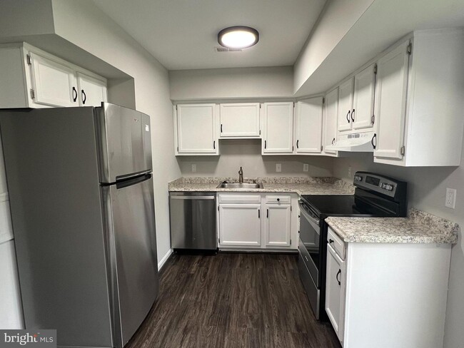 Building Photo - 303 Surry Ln