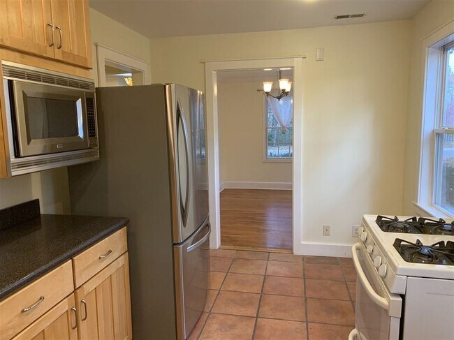 Building Photo - 935 Sunset Dr