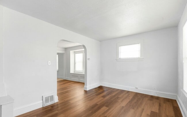 Building Photo - 2048 W 105th St