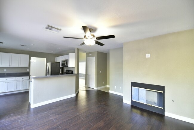 Building Photo - Gorgeous 4BED/2.5 BATH 2 Story Home Locate...