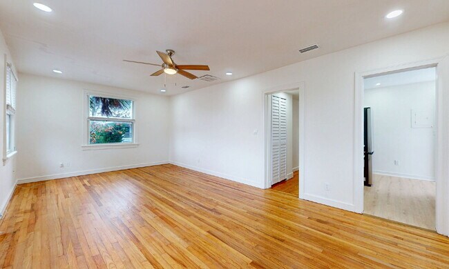 Foto del edificio - Pristine Neptune Beach Remodel: 2 Blocks to the Sand and Walkable to Everything!