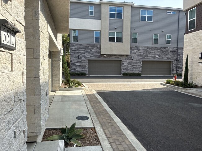Foto del edificio - Modern 3-story townhouse in Ontario