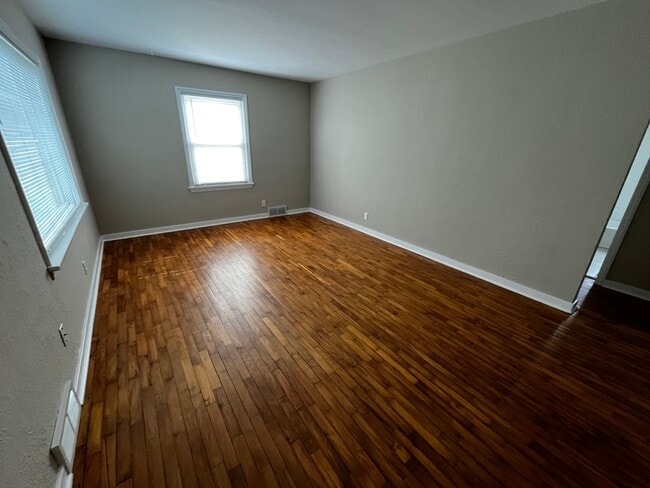Building Photo - 418 W Lakewood Blvd