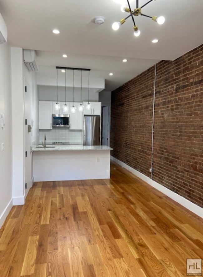 Building Photo - VANDERBILT AVENUE / Renovated 1-Bedroom in...