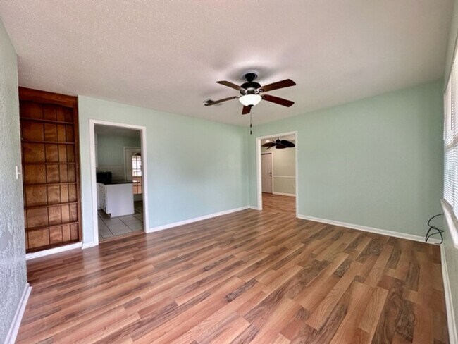 Foto del edificio - Cute 3 bedroom home for rent close to Hurl...