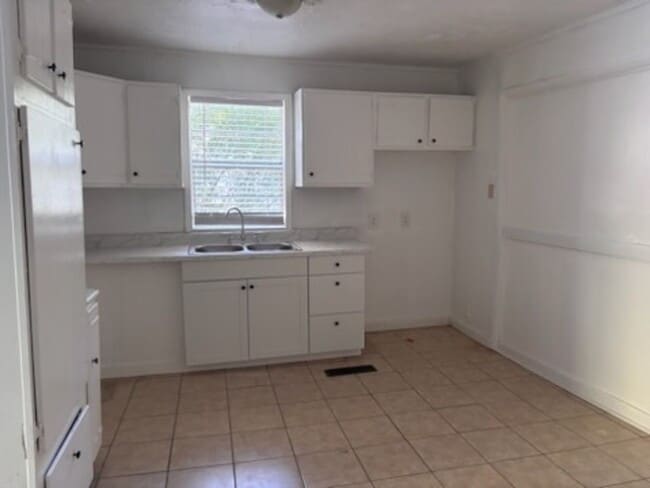 Building Photo - 217 S Sunset Terrace