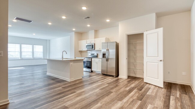 Cocina y sala de estar en el plano de planta Hemlock: 3 habitaciones / 2,5 baños. - The Mark Townhomes