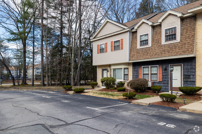 88 Golfview Dr Manchester, NH - Greenview Village Townhouses