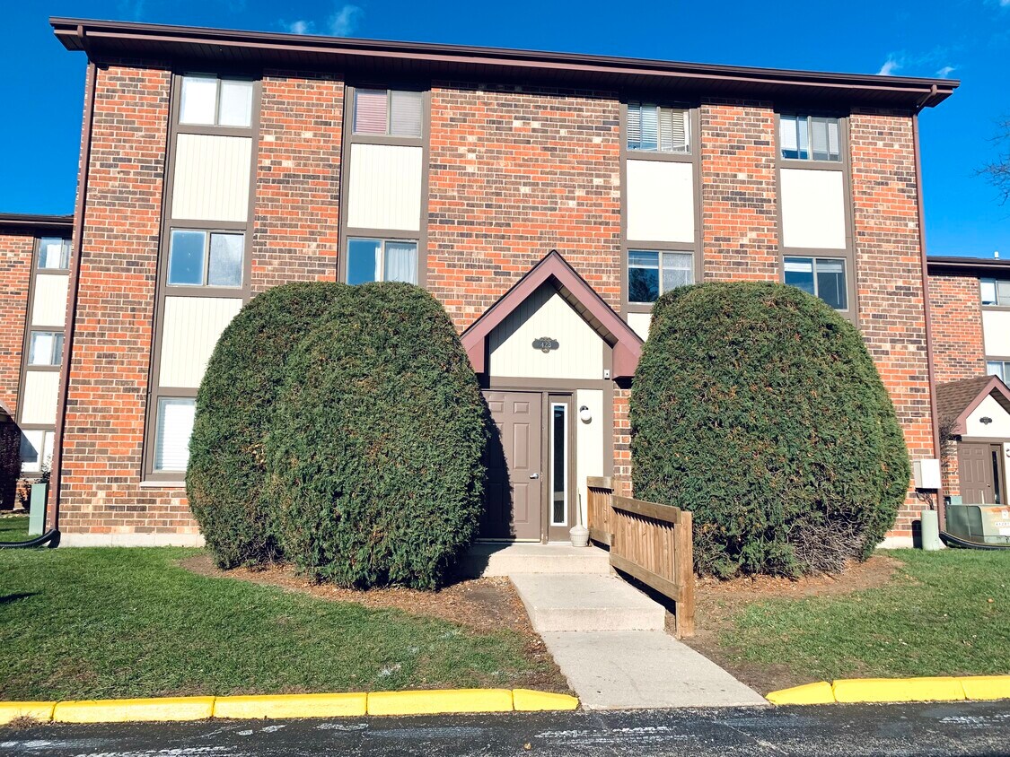 423 Berkshire Dr Unit 24, Crystal Lake, IL 60014 Condo for Rent in