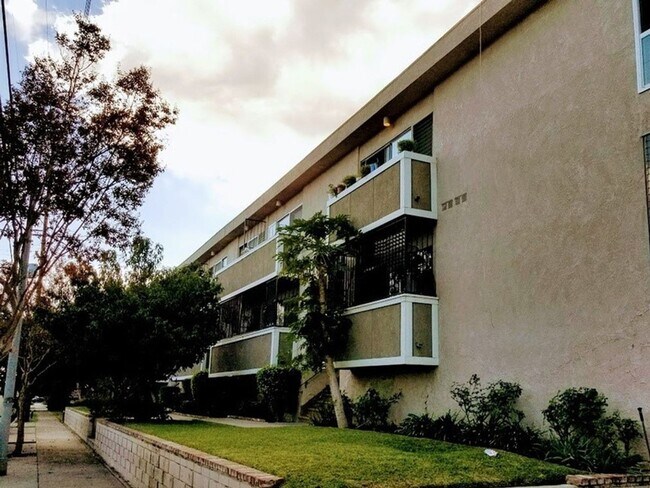 Foto del edificio - 1 Month Free! Fully Renovated Studio with ...