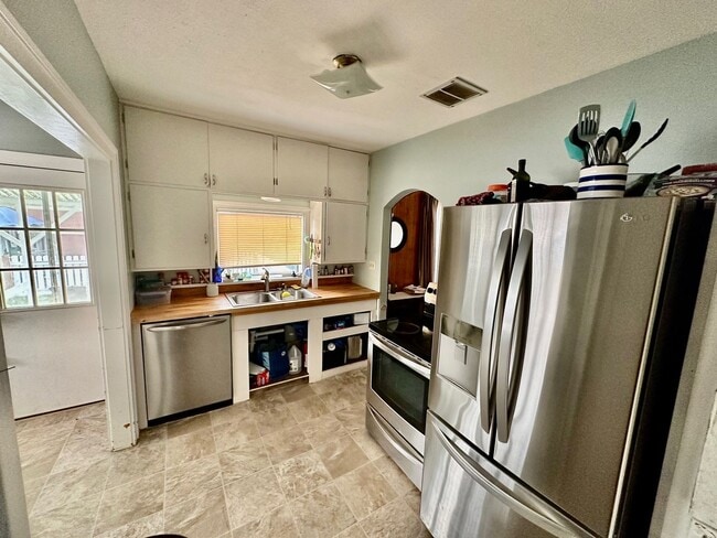 Building Photo - Peaceful northside home