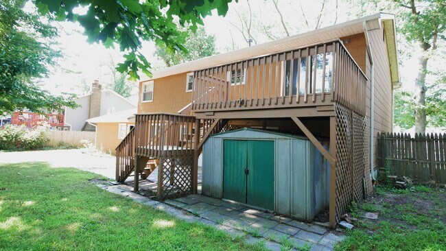 Building Photo - Beautiful large Bi-Level in Desirable Oak ...