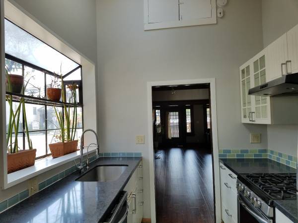 Cocina integrada al comedor - 257 Windward Ave