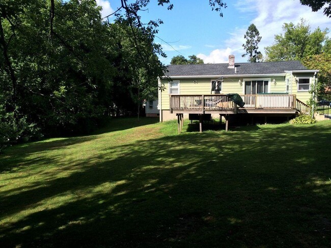 Foto del edificio - 72 Willow Ln