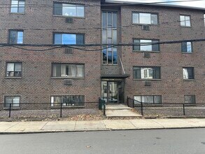 Building Photo - 39 Linden St