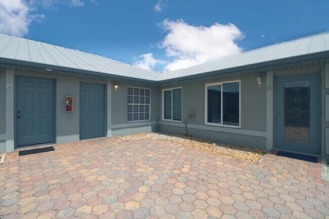 Foto del edificio - ***ANNUAL UNFURNISHED RENTAL***2/BEDS/2BAT...