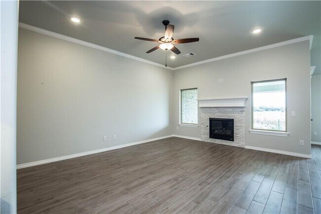 Foto del edificio - Luxury 4 Bedroom 3 Bath With 3 Car Garage And Storm Shelter - Piedmont Schools (Neighborhood Pool...