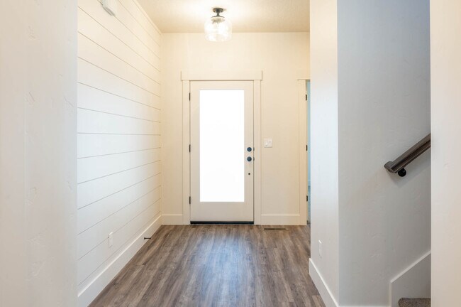 Building Photo - 270 E Rosalyn Dr