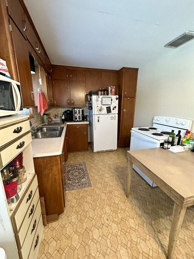 Foto del edificio - AVAILABLE JUNE - Nice 5 Bed 2 Bath Near Campus w/ OSP & Huge Yard