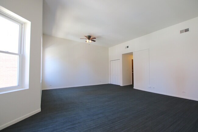 Foto del edificio - 921 W Wilson Ave