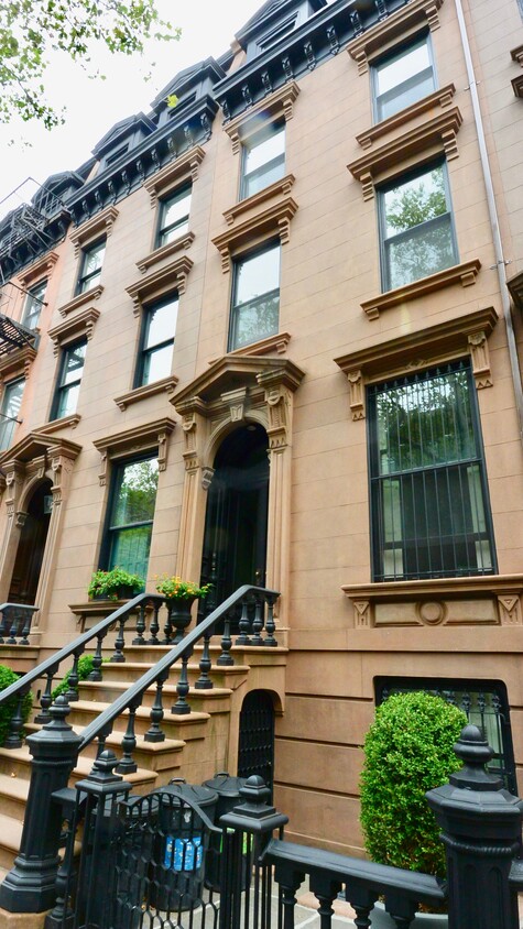 Primary Photo - FIVE BED COBBLE HILL TRIPLEX