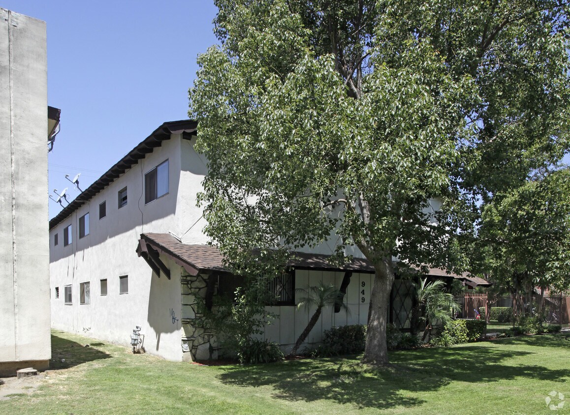 Building Photo - 949 Roberts St