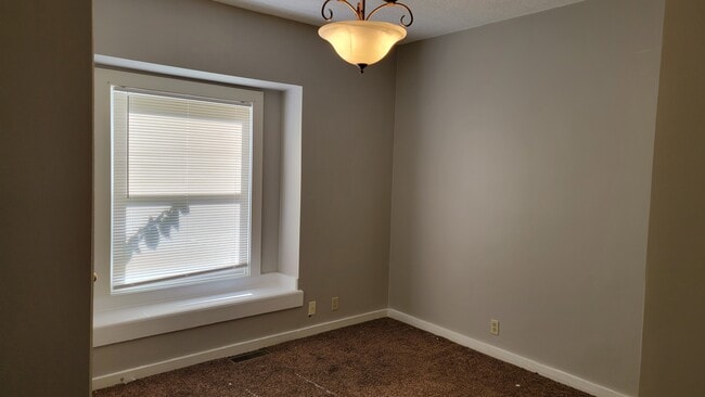 Building Photo - 632 Allyn St