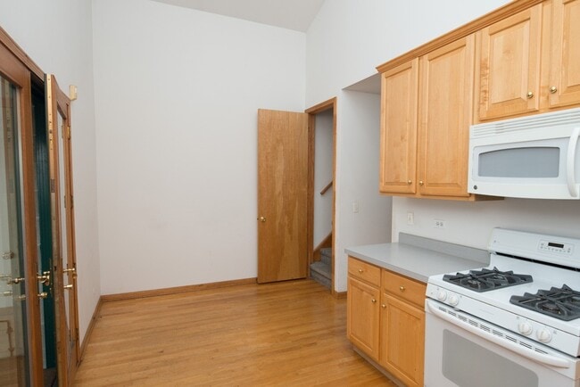 Building Photo - 2247 W Diversey Ave