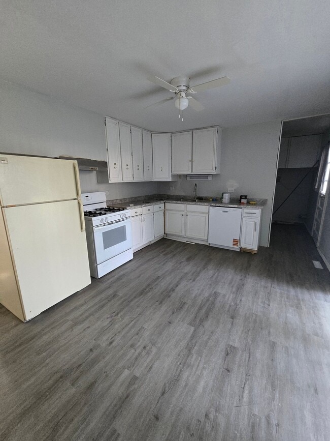 Building Photo - 22221 Willow Tree Ave