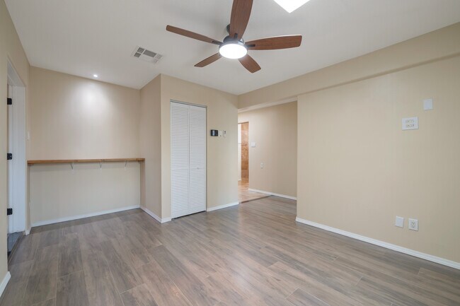 Foto del edificio - 5721 W Royal Palm Rd