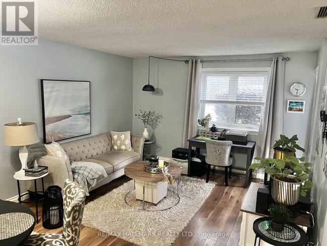 Photo du bâtiment - 191 Lake Driveway W