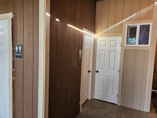 Foto del edificio - 15450 Badger Flat Rd