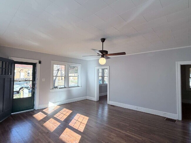 Foto del edificio - Rare Downtown Asheville Rental: 3BR/2BA House with Huge Yard & City Convenience- Dogs allowed!