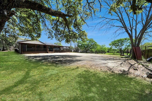 Foto del edificio - 602 Massey Tompkins Rd