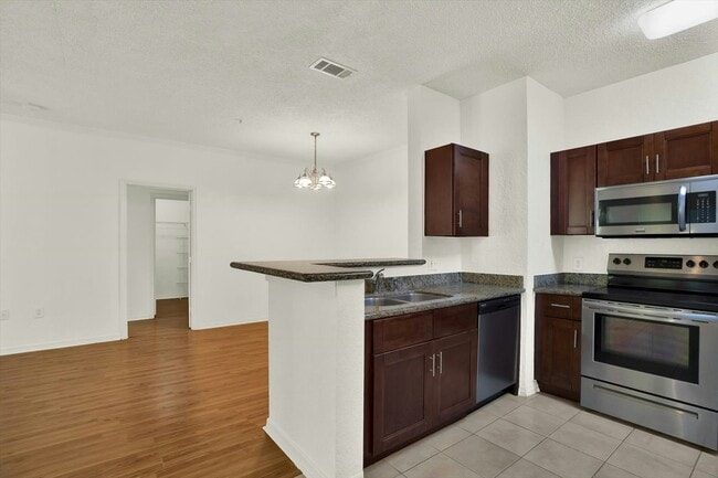 Building Photo - 18001 Richmond Pl Dr