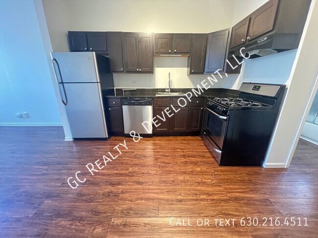 Building Photo - *** CENTRAL AIR / 2 BDRM / 1 BTH / APPL IN...