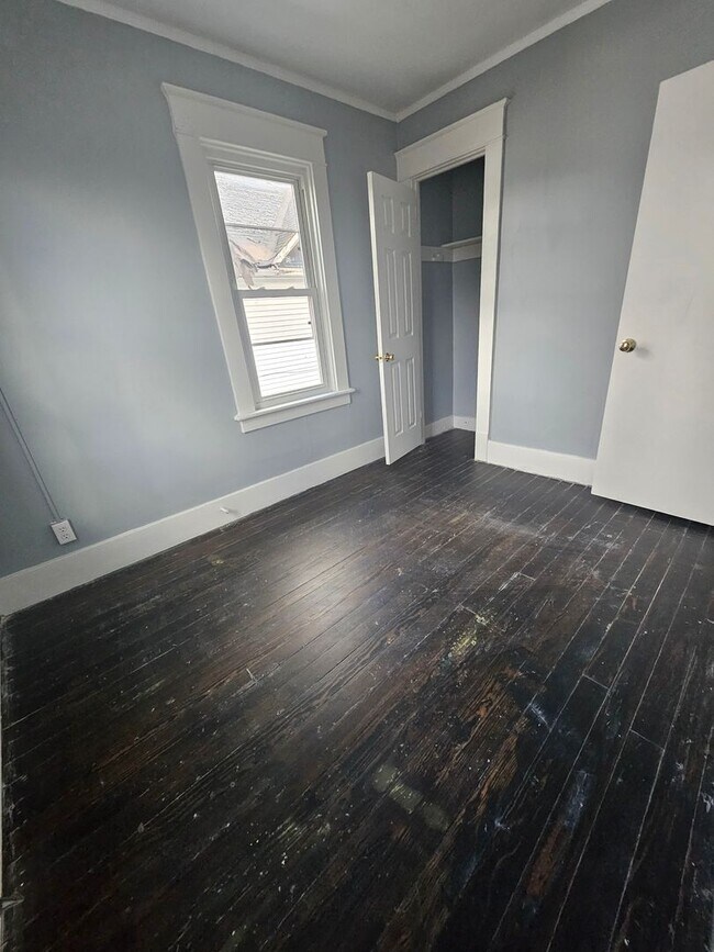 Building Photo - Upper three bedroom on West Side gas included