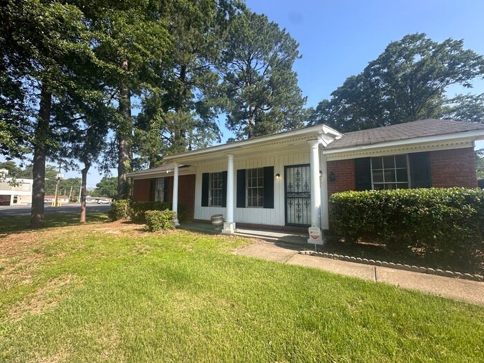 Building Photo - NEWLY RENOVATED HOME!!!! BEAUTIFUL LOCATION