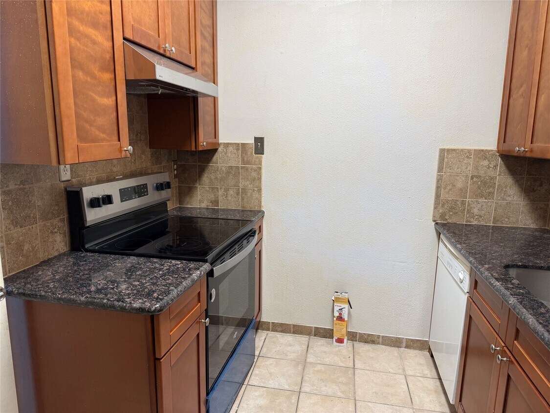 Building Photo - 9707 Richmond Ave.