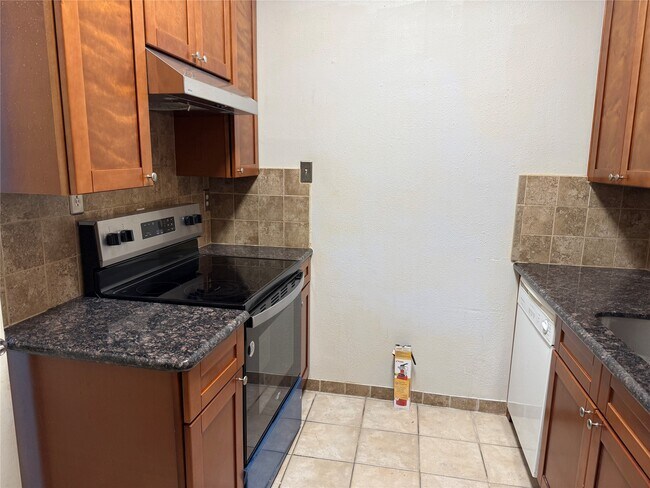 Foto del edificio - 9707 Richmond Ave.