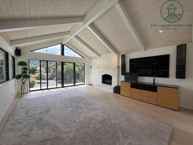 Foto del edificio - Newly Remodeled Spacious Three Bedroom Quail Lodge Home
